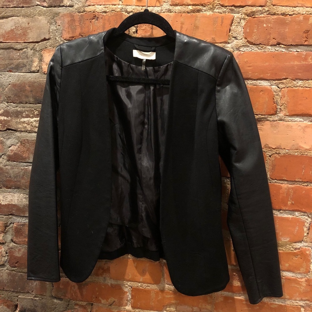 Faux leather sleeve blazer
